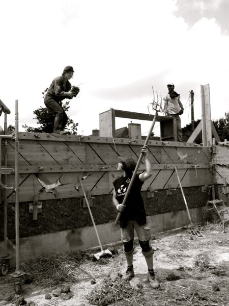 chantier participatif 1 st germain sur ille construction en bauge coffrée de l'atelier de maçonnerie