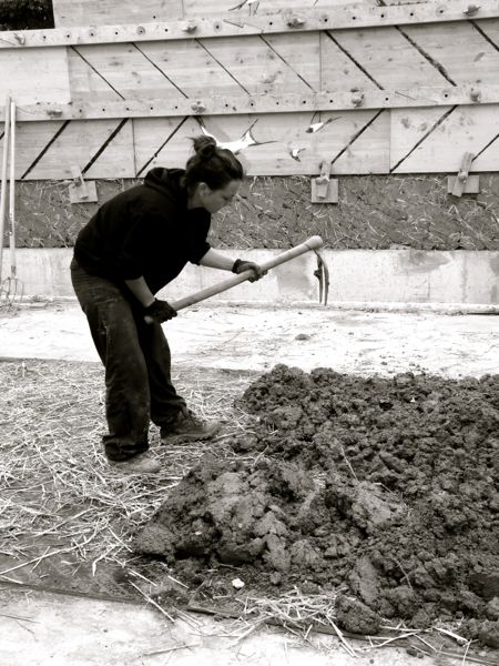 les fourchées chantier participatif 1 st germain sur ille construction en bauge coffrée de l'atelier de maçonnerie