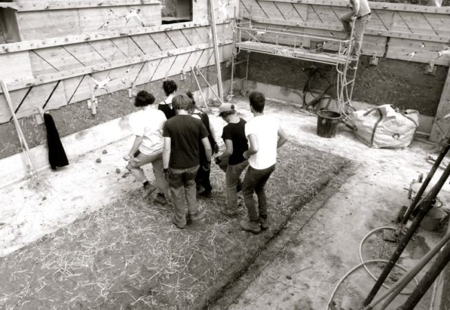 chantier participatif 1 st germain sur ille construction en bauge coffrée de l'atelier de maçonnerie