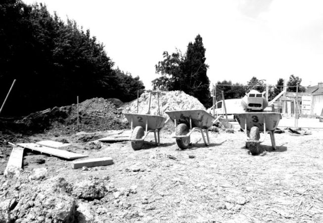 les fourchées chantier participatif 1 st germain sur ille construction en bauge coffrée de l'atelier de maçonnerie