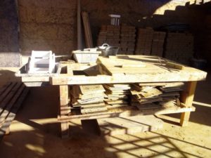 atelier de maçonnerie Terre Crue à St germain sur Ille, production d'adobe, brique de terre crue. Ghislain maetz